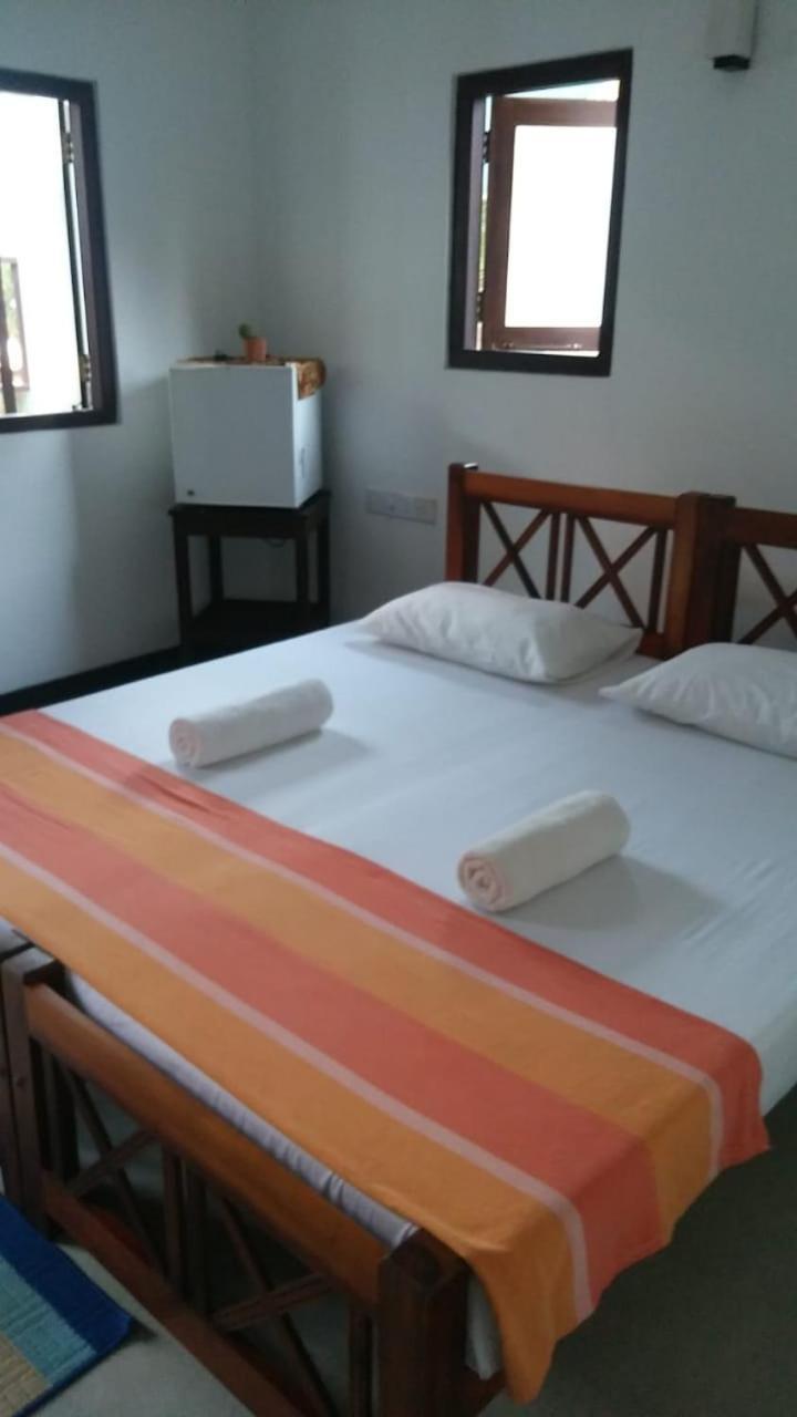 Thiranagama Beach Hotel Hikkaduwa Esterno foto